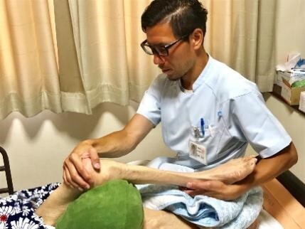 エアバッグで足をソフトにホールド